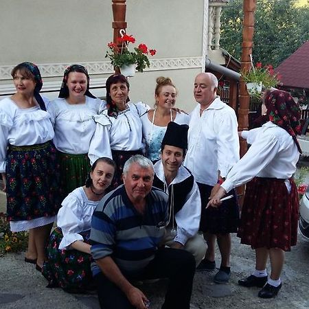 Casa Ionela Petreus Hotel Пойениле Изей Екстериор снимка