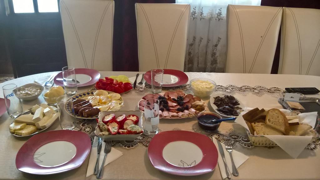 Casa Ionela Petreus Hotel Пойениле Изей Екстериор снимка