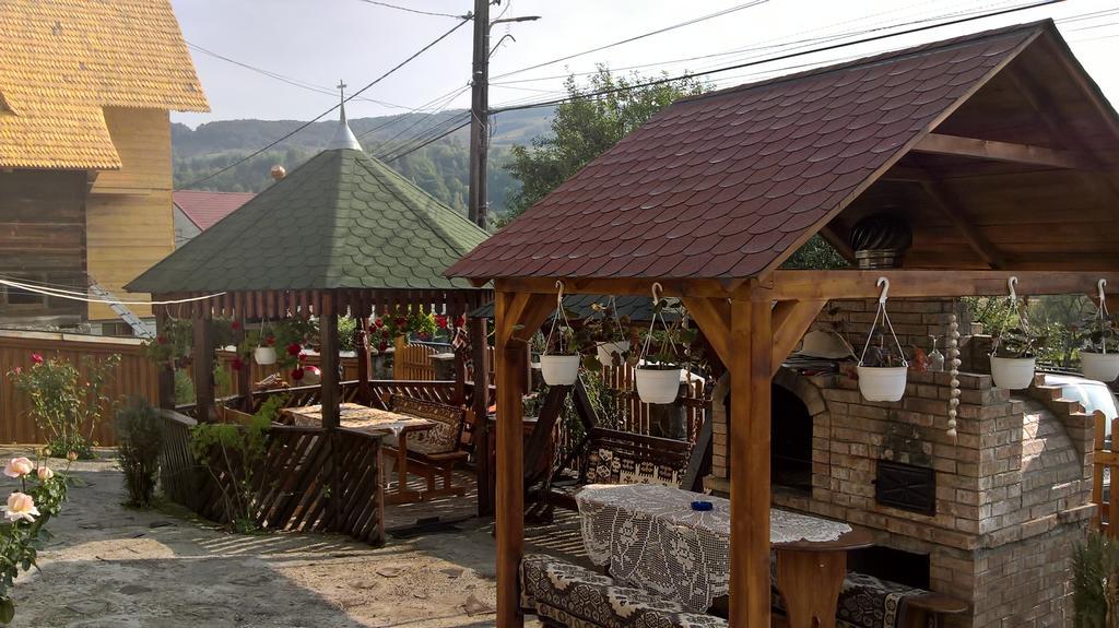 Casa Ionela Petreus Hotel Пойениле Изей Екстериор снимка