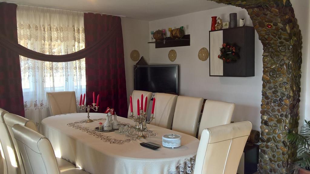Casa Ionela Petreus Hotel Пойениле Изей Екстериор снимка