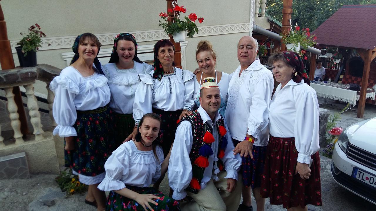 Casa Ionela Petreus Hotel Пойениле Изей Екстериор снимка